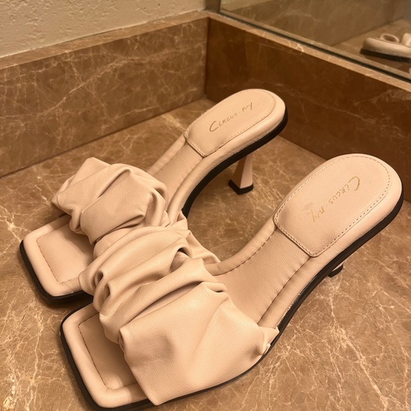 Tan Heels - Picture 5 of 6